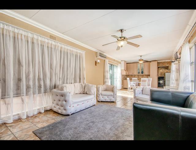 5 BEDROOM FREEHOLD FOR SALE IN MORET